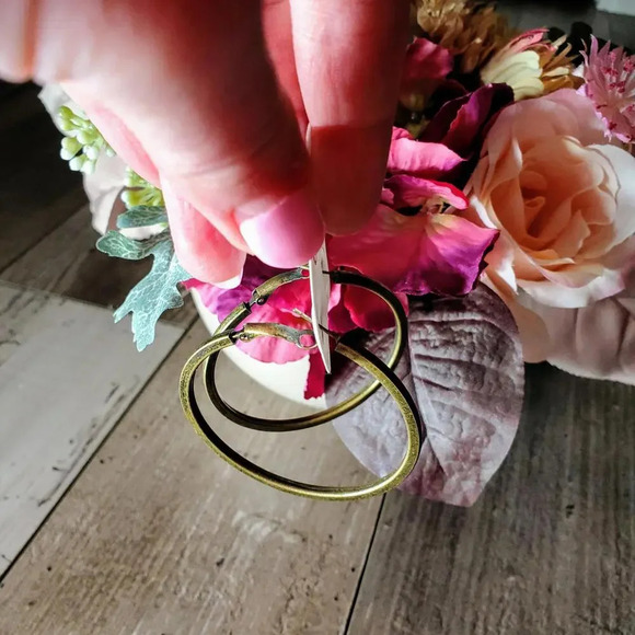 NWT Hypo Allergenic Gold Tone Fashion Hoop Earrings - Picture 9 of 16